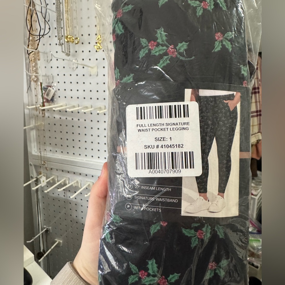TORRID Full Length Holly Leaf Leggings Size 1X Signature Waist Pocket Black NEW - Picture 5 of 6